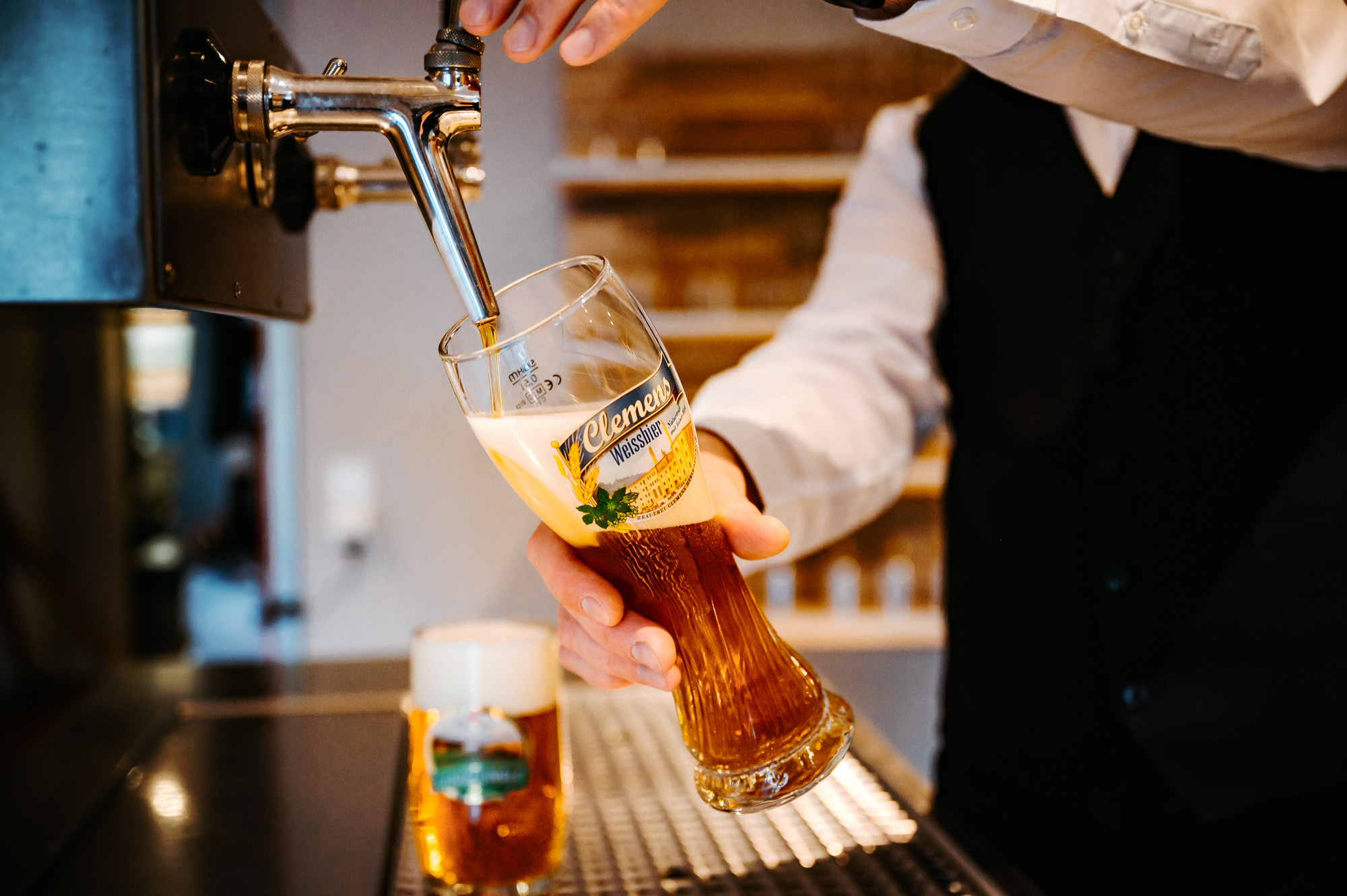Servicekraft zapft ein Bier