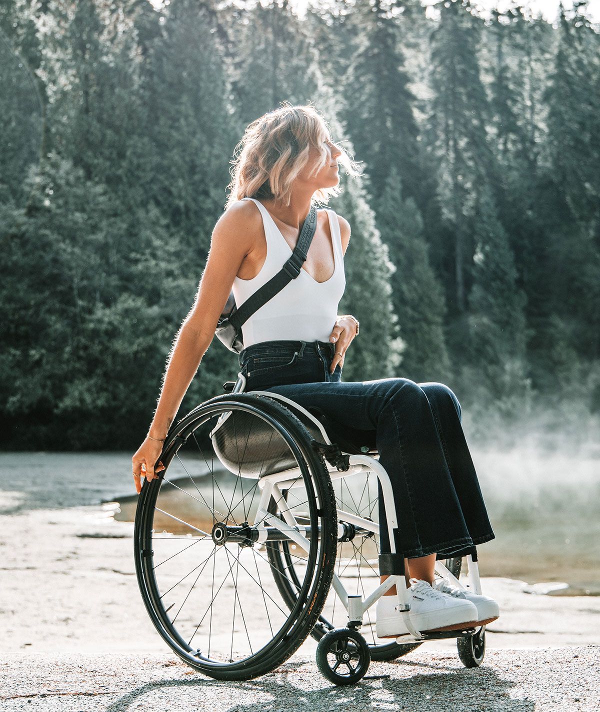 Junge Frau im Rollstuhl in der Natur
