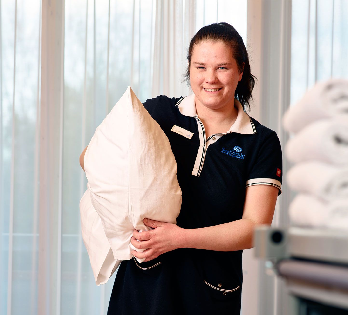 Houseekeeping-Mitarbeiterin bei der Arbeit