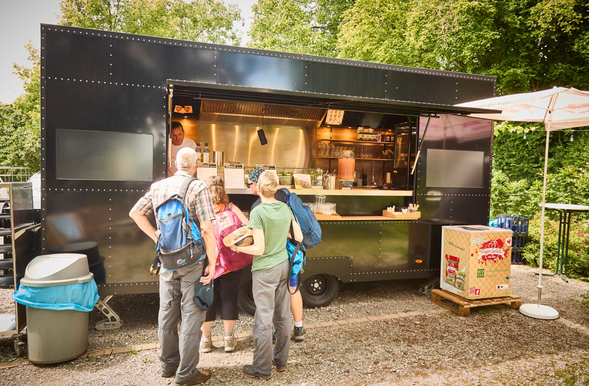 Wanderer am Streefoodwagen