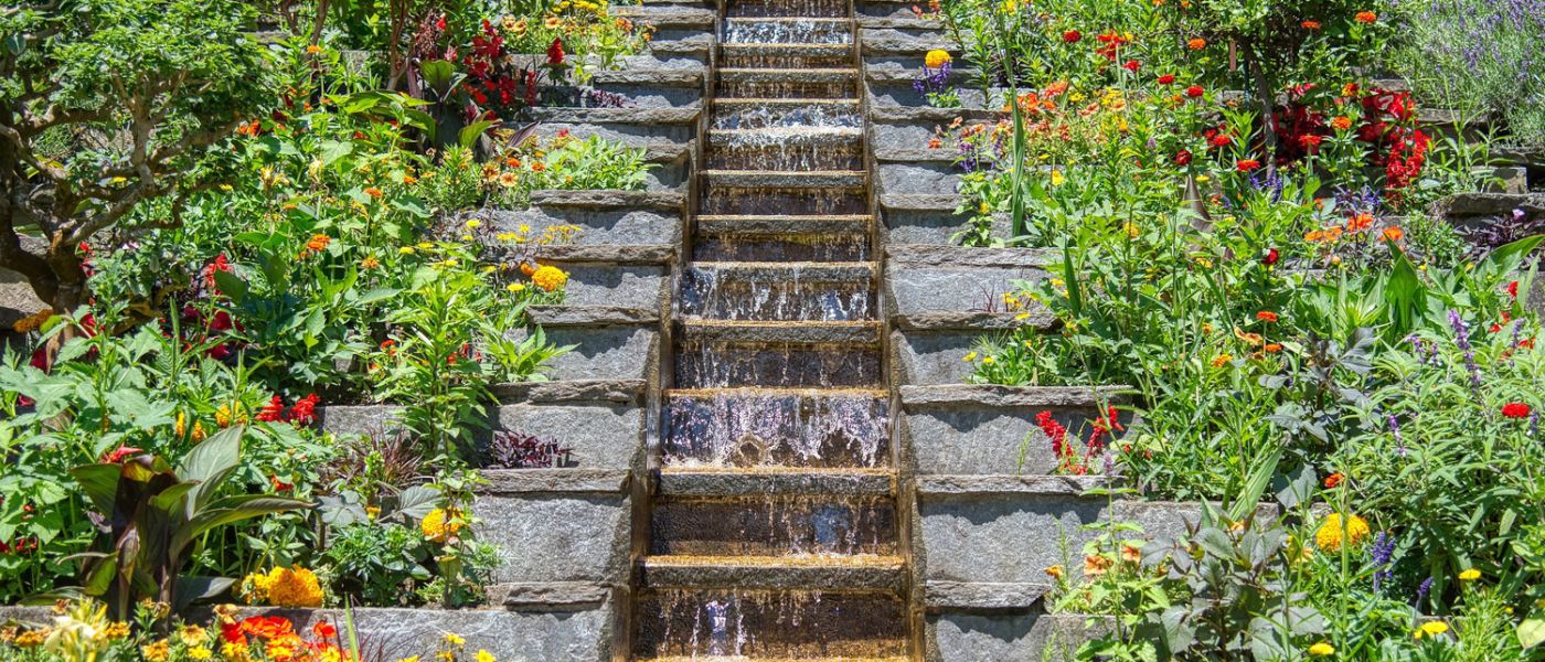 Wasserspiel und Blumen auf der Insel Mainau