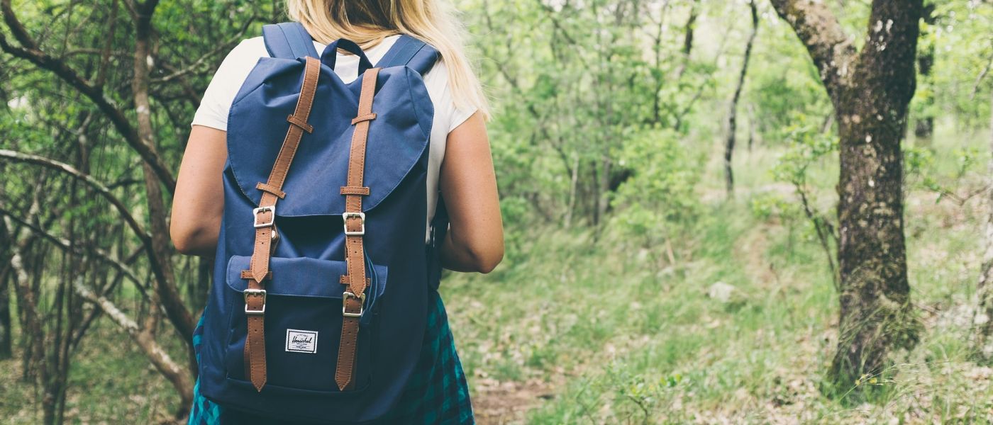 Eine Frau mit Rucksack im Wald