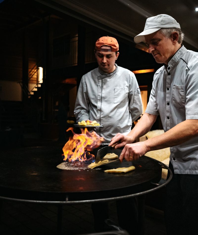 Zwei Mitarbeiter am Mongolengrill