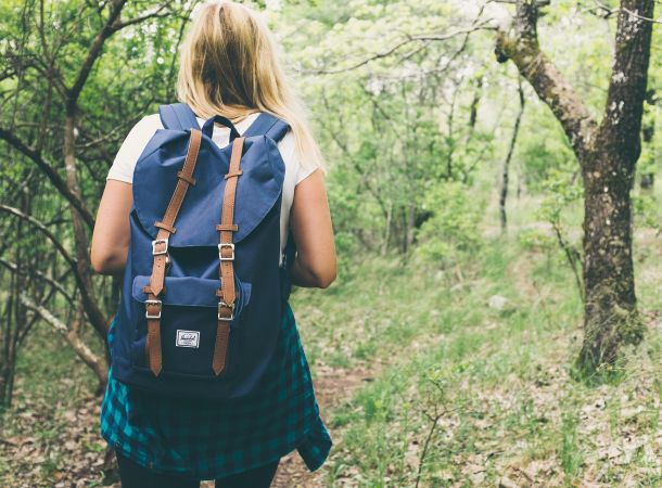Eine Frau mit Rucksack im Wald
