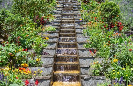 Wasserspiel und Blumen auf der Insel Mainau