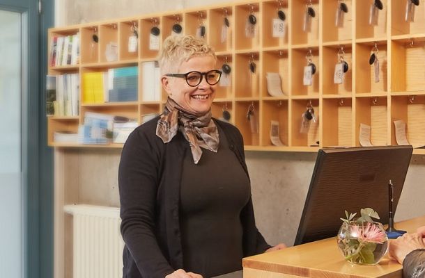 Mitarbeiterin an der Rezeption