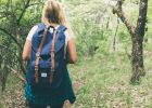 Eine Frau mit Rucksack im Wald
