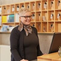 Mitarbeiterin an der Rezeption