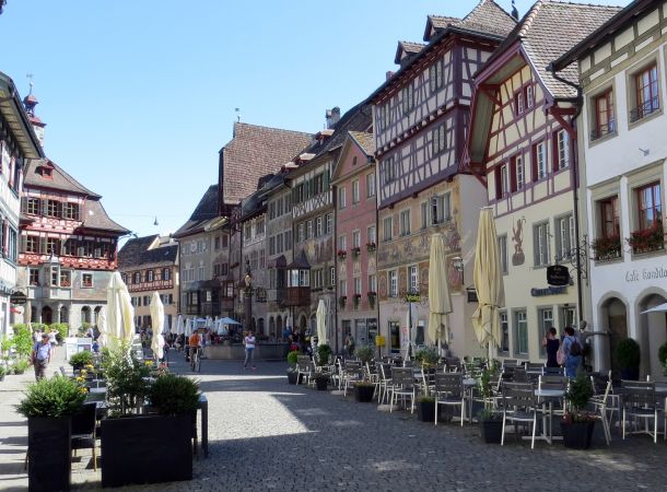 Historische Fachwerkhäuser und Straßencafe