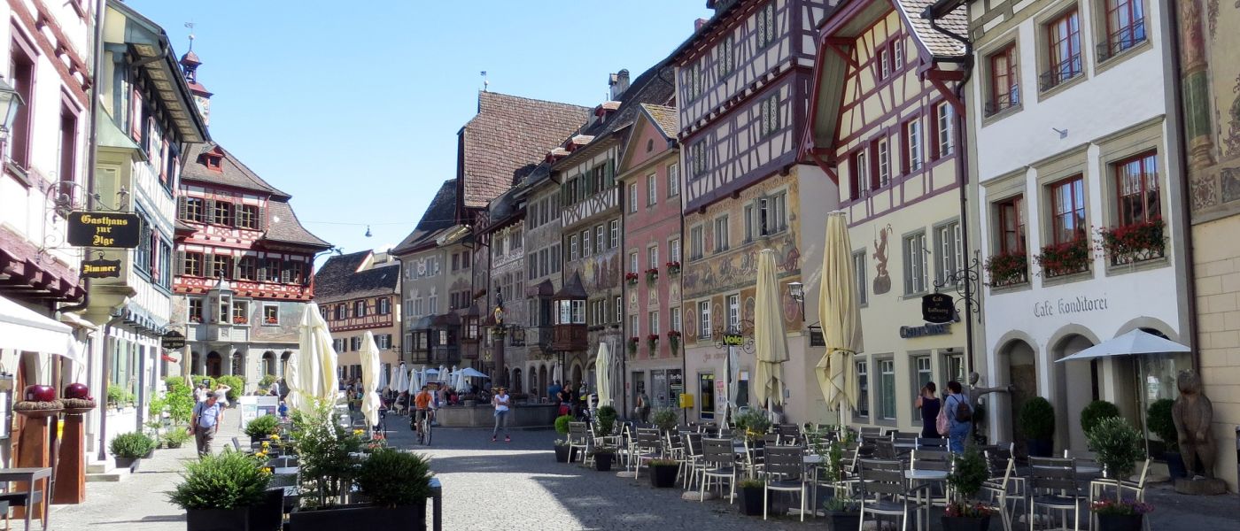 Historische Fachwerkhäuser und Straßencafe