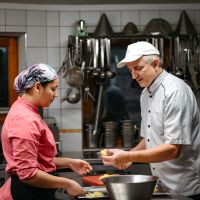 Koch leitet Auszubildende an
