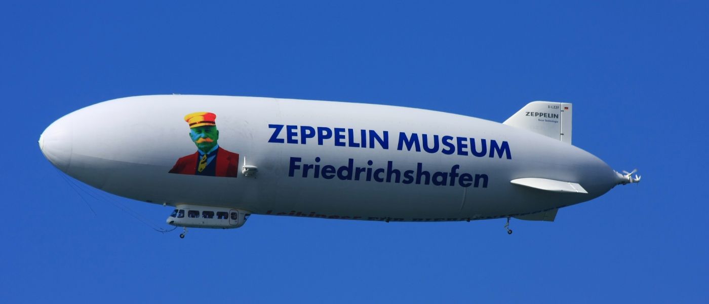Zeppelin vor blauem Himmel