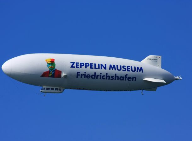 Zeppelin vor blauem Himmel