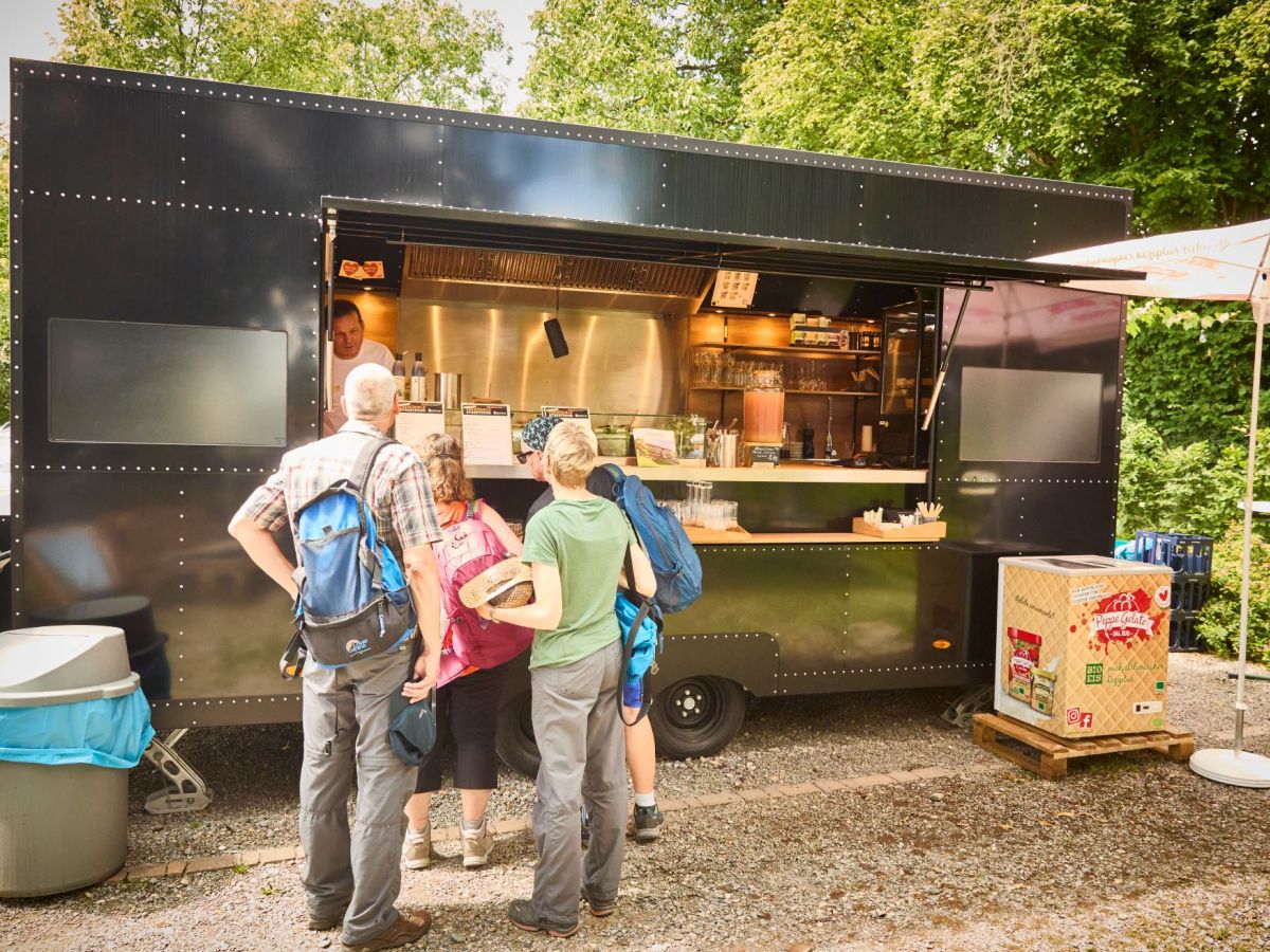 Wanderer am Streefoodwagen