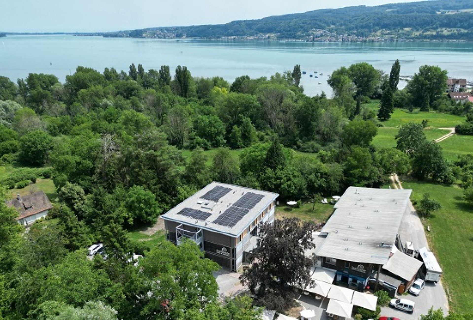 Photovoltaikanlage auf dem Dach des Hotels